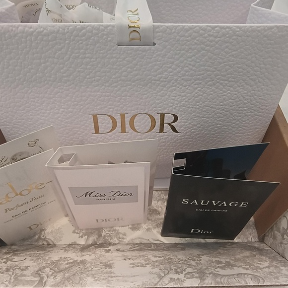 💋Dior NEW W/Bag Box Tissue Card Two (2) pouches and Mini fragrance and samples! - Picture 4 of 7
